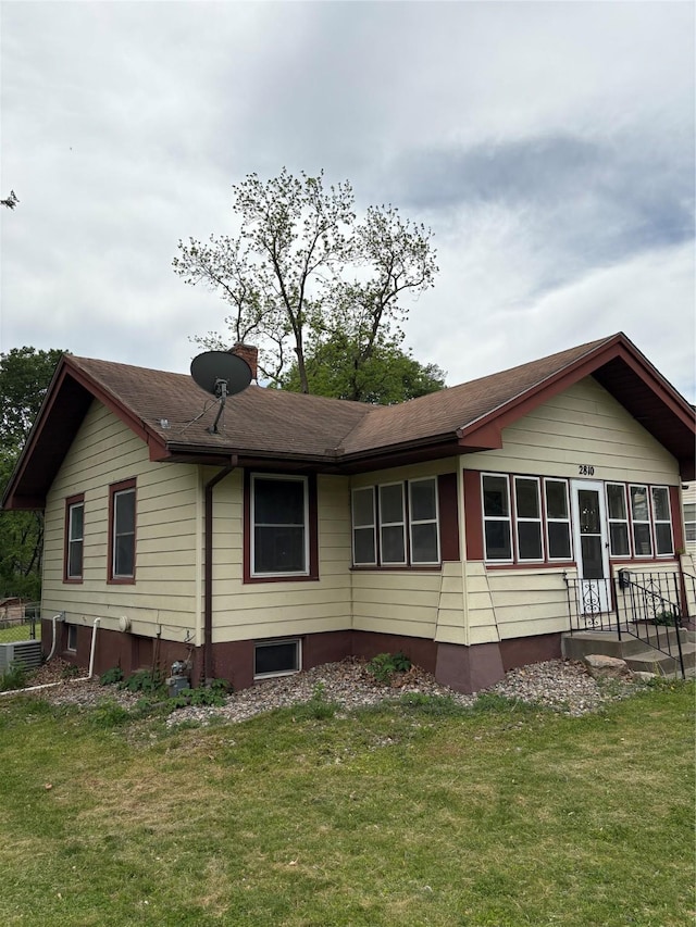 2810 Payne Rd, Des Moines, IA 50310 - view of side of home with a lawn