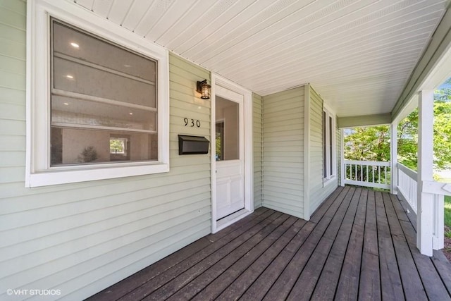 930 Forest Ave, Des Moines, IA 50314 - deck with a porch