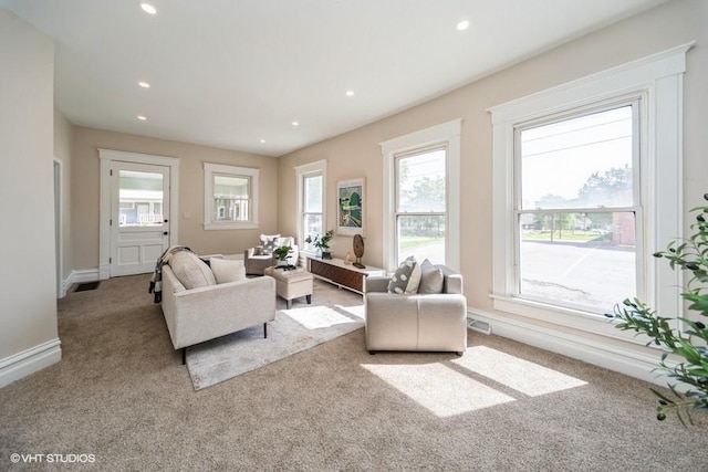 930 Forest Ave, Des Moines, IA 50314 - living area featuring carpet, plenty of natural light, recessed lighting, and baseboards