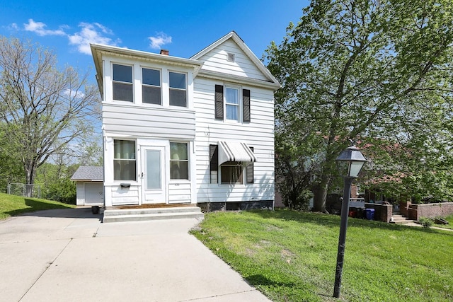 325 E Maple Ave, Ottumwa, IA 52501 - view of front of house with a front lawn and a chimney