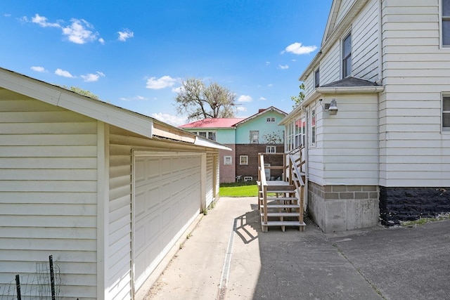 325 E Maple Ave, Ottumwa, IA 52501 - view of side of home with an outbuilding