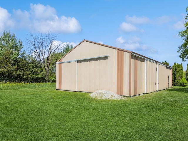 view of pole building featuring a lawn