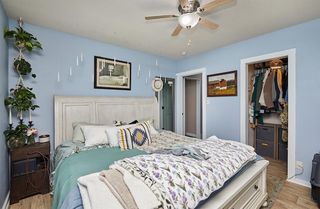 bedroom with light wood-type flooring, a ceiling fan, and a closet