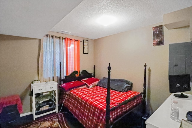 1424 Cleveland Ave, Des Moines, IA 50316 - bedroom with a textured ceiling