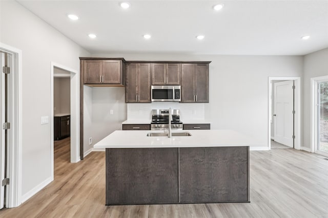 2331 N 8th Ave E, Newton, IA 50208 - kitchen with stainless steel appliances, a sink, light wood-style floors, baseboards, and recessed lighting