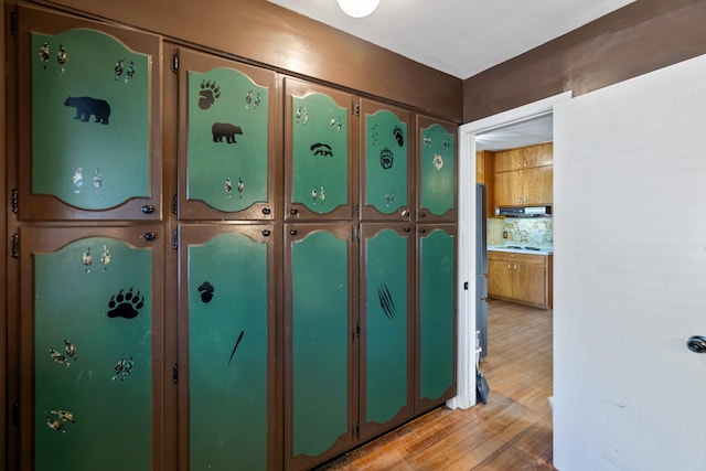910 Washington St, Eldora, IA 50627 - detailed view of wood finished floors and backsplash