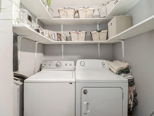 1273 E 18th St, Des Moines, IA 50316 - laundry room with washer and clothes dryer