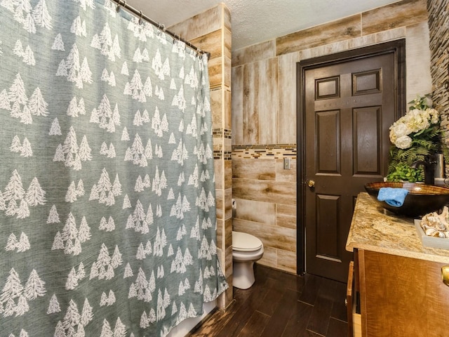 1273 E 18th St, Des Moines, IA 50316 - bathroom with toilet, wood finished floors, a shower with curtain, and vanity