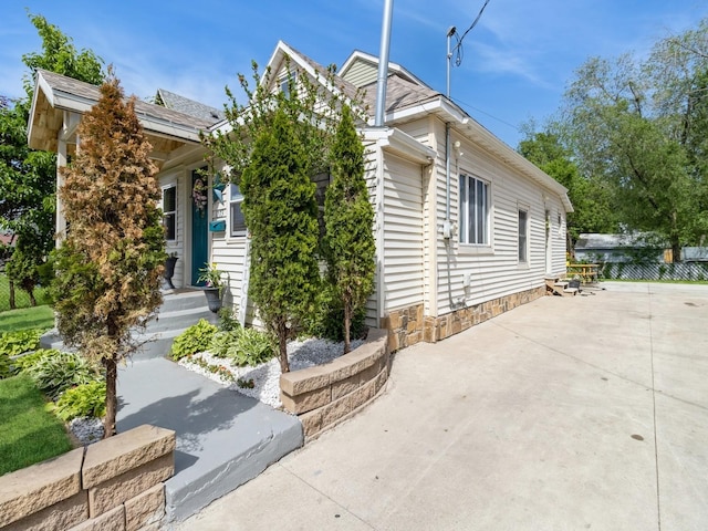 1273 E 18th St, Des Moines, IA 50316 - view of side of home