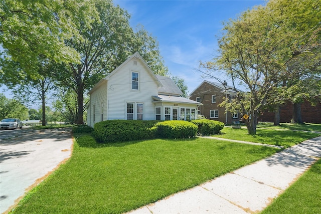 820 Main St, Norwalk, IA 50211 - traditional-style home with a front lawn