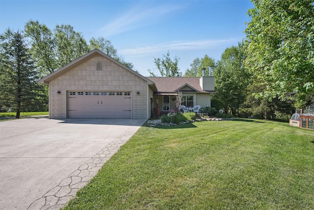 view of front facade featuring a garage, driveway, and a front yard