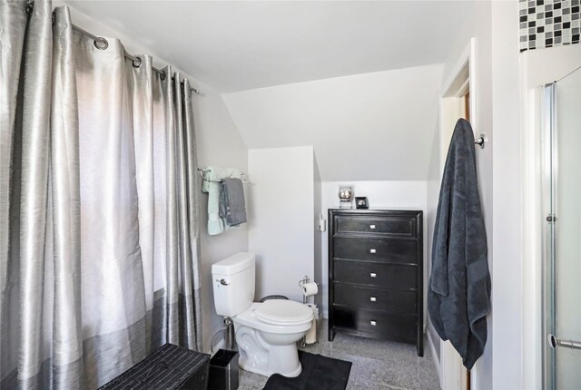 4027 Fagen Dr, Des Moines, IA 50310 - full bathroom featuring toilet, vaulted ceiling, and a shower with shower curtain