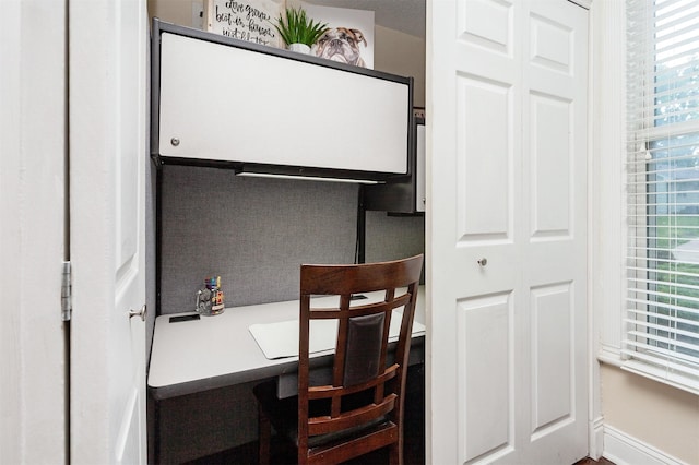 1807 11th St, Des Moines, IA 50314 - unfurnished office with baseboards