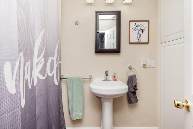 1807 11th St, Des Moines, IA 50314 - full bath with a shower with curtain and a sink