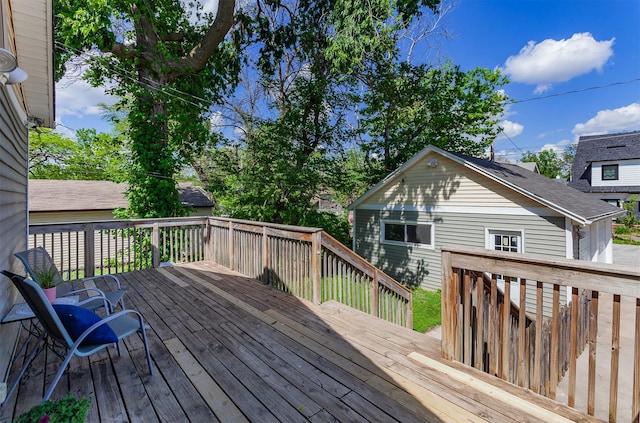 1807 11th St, Des Moines, IA 50314 - view of wooden terrace