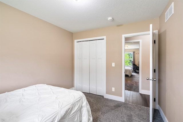 208 Mckinley Ave, Des Moines, IA 50315 - bedroom featuring carpet floors, baseboards, and a closet
