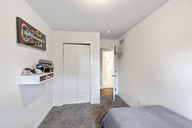 208 Mckinley Ave, Des Moines, IA 50315 - bedroom featuring carpet, a closet, ornamental molding, and baseboards