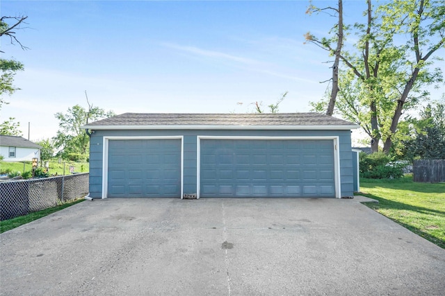 2106 62nd St, Des Moines, IA 50322 - detached garage featuring fence