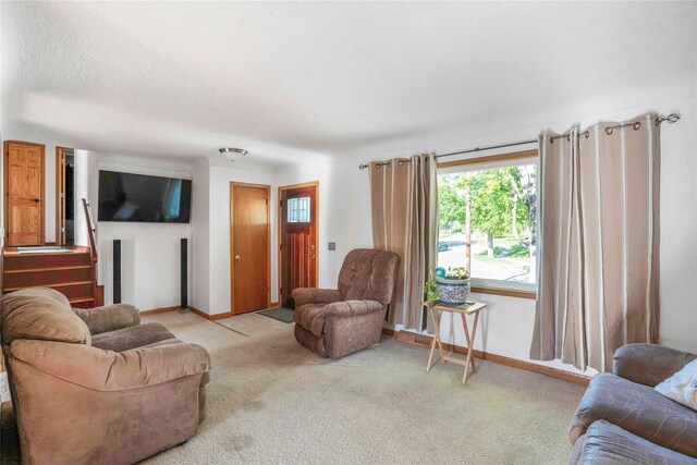 2106 62nd St, Des Moines, IA 50322 - carpeted living room with baseboards