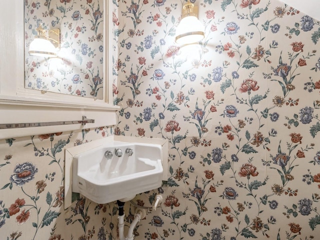 1070 37th St, Des Moines, IA 50311 - view of bathroom