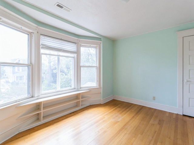 1070 37th St, Des Moines, IA 50311 - unfurnished room with light wood-style flooring and baseboards