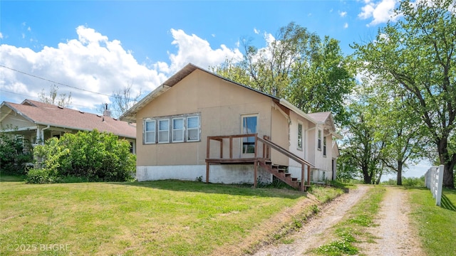 view of front of house with driveway and a front lawn