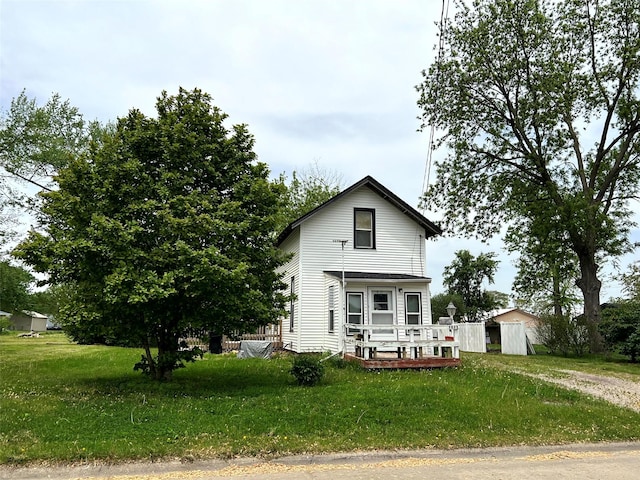 1013 E 10th St N, Newton, IA 50208 - view of front facade with a front lawn and a wooden deck