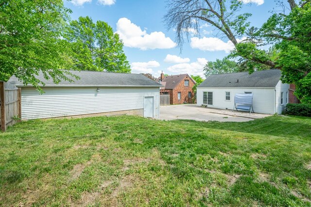 1241 Loomis Ave, Des Moines, IA 50315 - view of yard with a patio