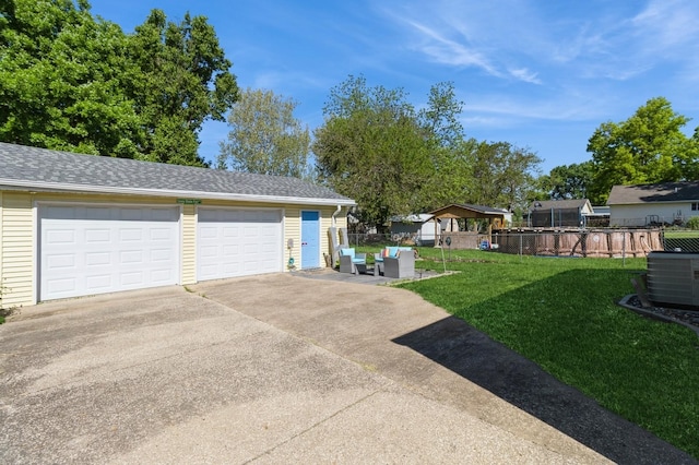 2322 E 39th St, Des Moines, IA 50317 - view of yard with a garage and an outbuilding
