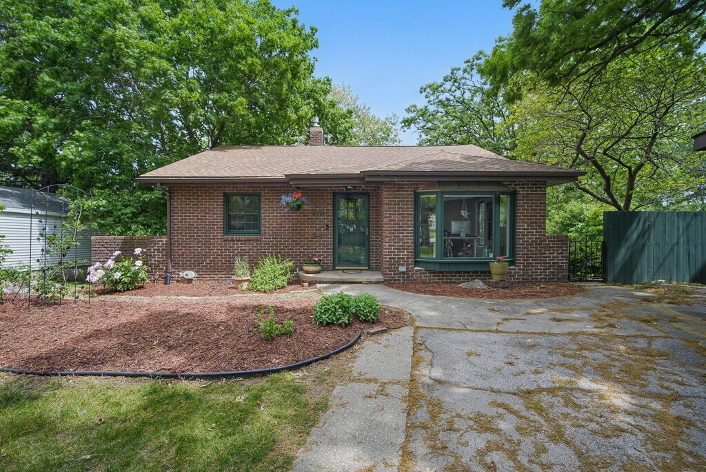 1919 Arlington Ave, Des Moines, IA 50314 - photo 1