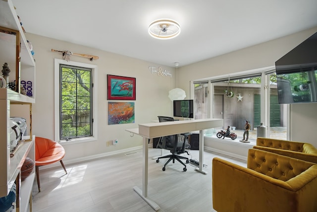 1919 Arlington Ave, Des Moines, IA 50314 - office featuring plenty of natural light and baseboards