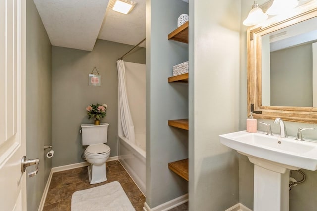bathroom featuring toilet, shower / tub combo with curtain, and baseboards
