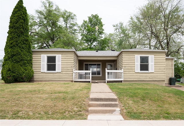 101 E Cronkhite St, Knoxville, IA 50138 - view of front facade with a porch and a front yard