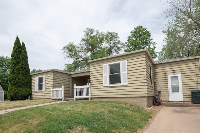 101 E Cronkhite St, Knoxville, IA 50138 - view of front of house featuring a front yard