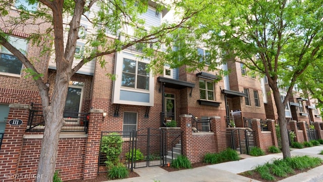 201 Grand Ave Unit 109, Des Moines, IA 50309 - view of property with a fenced front yard