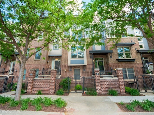 201 Grand Ave Unit 109, Des Moines, IA 50309 - view of building exterior featuring a fenced front yard