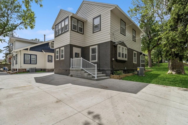 693 35th St, Des Moines, IA 50312 - view of front of house featuring cooling unit and a front yard