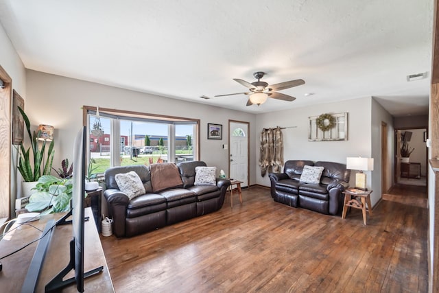 225 NW 50th Pl, Des Moines, IA 50313 - living area featuring wood-type flooring and a ceiling fan