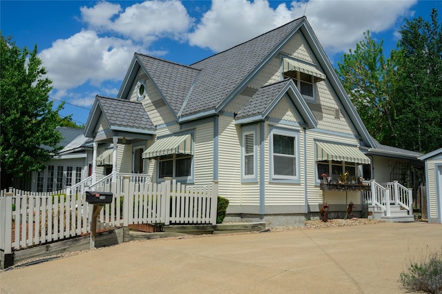 320 E 3rd St S, Newton, IA 50208 - view of front of house featuring a fenced front yard