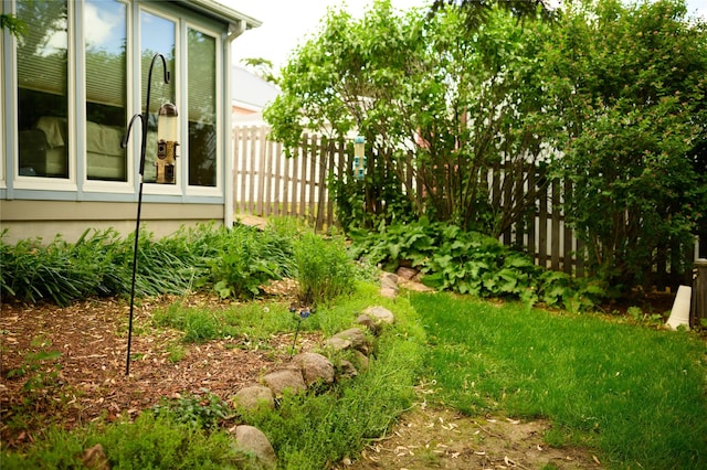 320 E 3rd St S, Newton, IA 50208 - view of yard with fence
