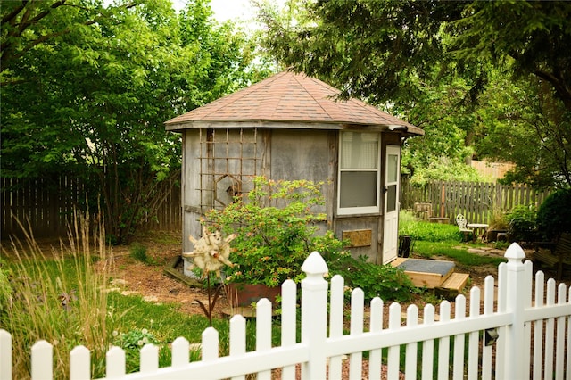 320 E 3rd St S, Newton, IA 50208 - view of outbuilding featuring a fenced front yard and an outbuilding