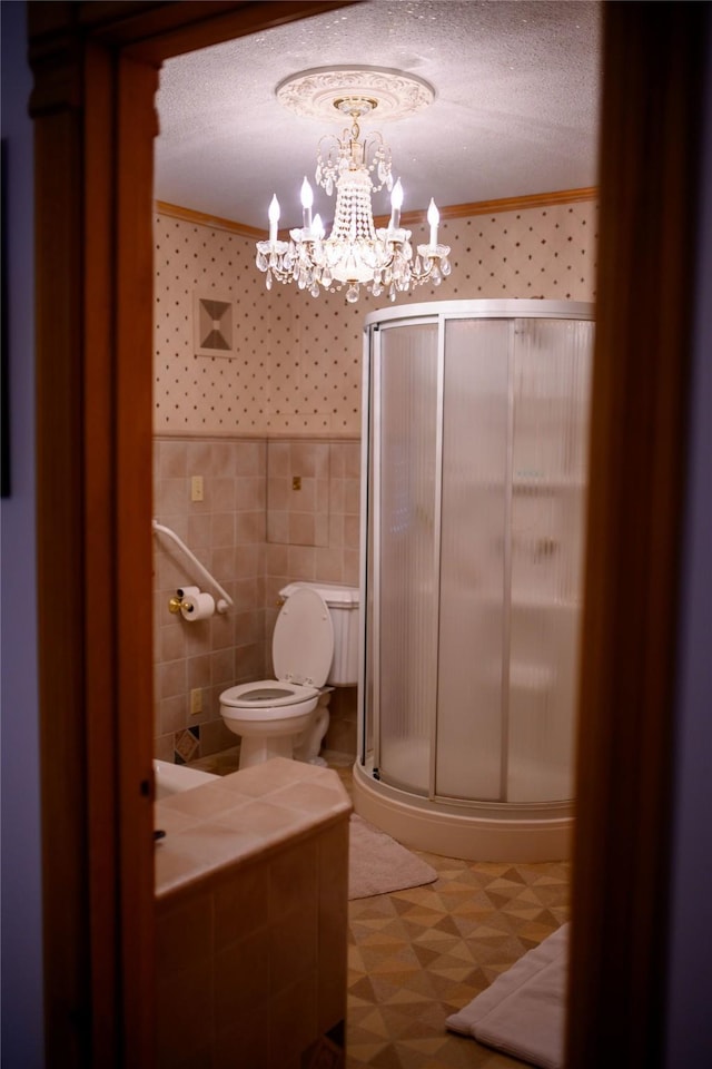 320 E 3rd St S, Newton, IA 50208 - full bath featuring wallpapered walls, a stall shower, a chandelier, toilet, and a textured ceiling