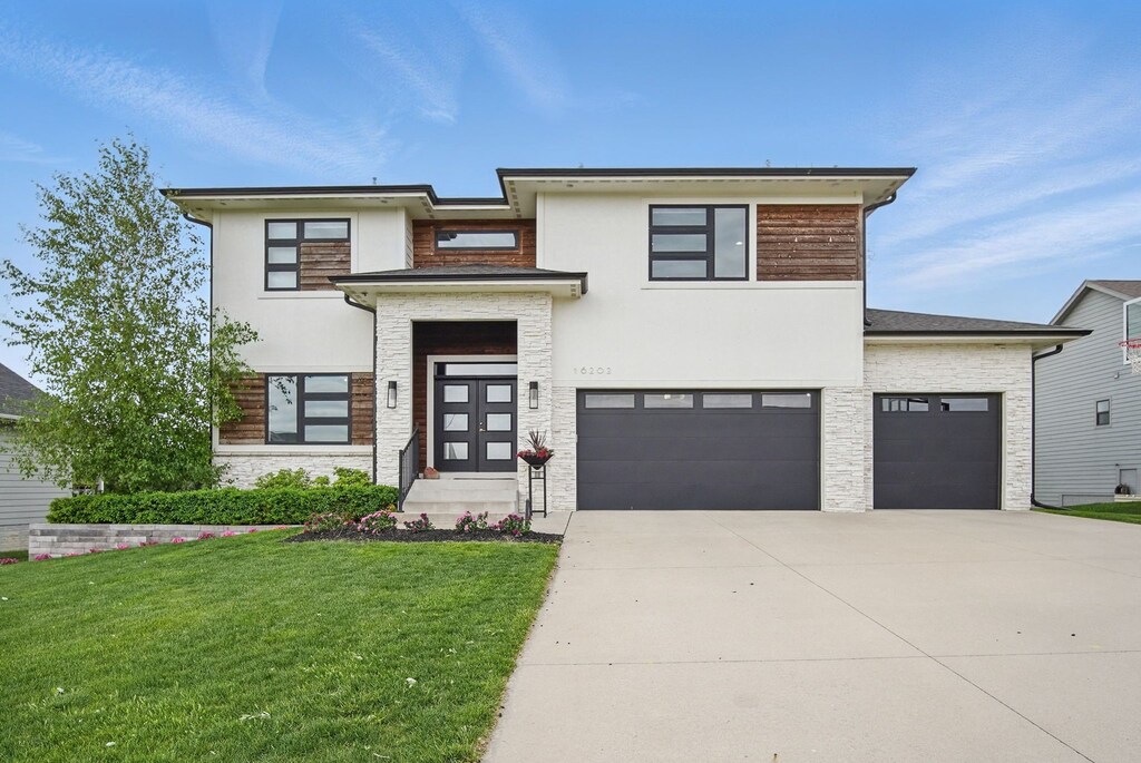 16202 Brookview Dr, Urbandale, IA 50323 - photo 1