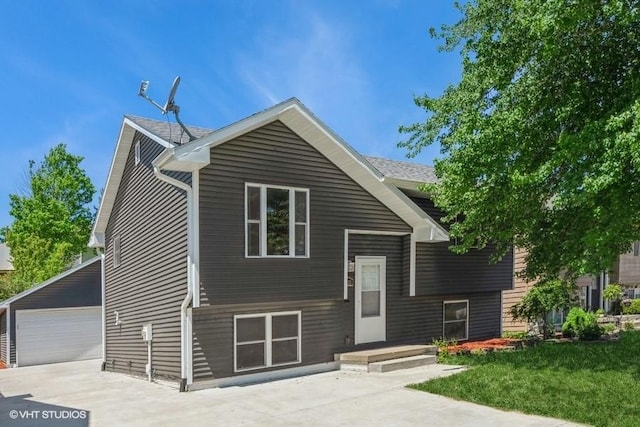 2430 SE 19th St, Des Moines, IA 50320 - bi-level home with a detached garage
