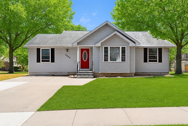 2002 12th St, Eldora, IA 50627 - single story home with entry steps, a front yard, and a shingled roof