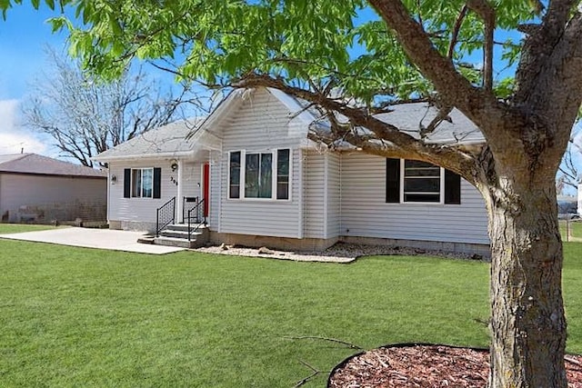 2002 12th St, Eldora, IA 50627 - ranch-style home with a front yard and a patio