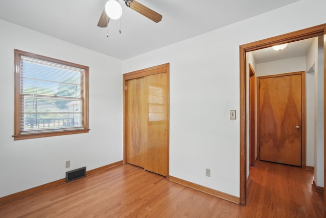 4147 E 7th St, Des Moines, IA 50313 - unfurnished bedroom featuring baseboards, light wood-type flooring, and a closet
