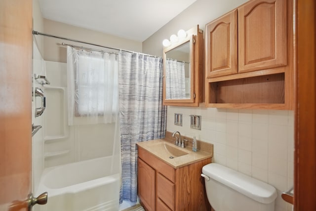 4147 E 7th St, Des Moines, IA 50313 - bathroom featuring toilet, tasteful backsplash, vanity, and shower / bathtub combination with curtain