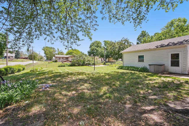 4147 E 7th St, Des Moines, IA 50313 - view of yard