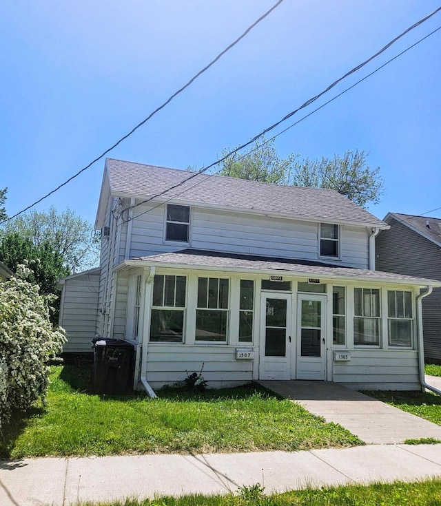 1505/1507 E Court Ave, Des Moines, IA 50316 - view of front of property featuring a sunroom, a shingled roof, and a front lawn